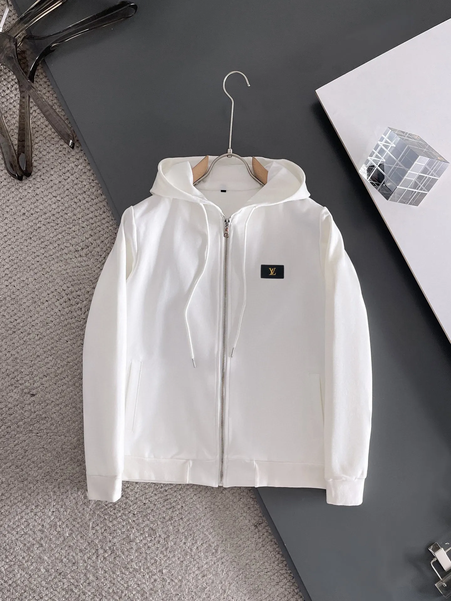 🅿️420 [LV Louis Vuitton] (Fat Man Gospel) hot-selling suit is coming. Focus on the original version of the official website. 2025 new hot-selling cardigan sweater suit. The original order is the best. 🇭🇰The meticulous work of top designers is dedicated to a fitting and perfect upper body effect. All-natural high-quality Roman cotton 100%, close-fitting comfort, noble and elegant! Original hardware embodies elegance and nobility! Counter size: M-5XL (maximum wear up to 220 pounds)